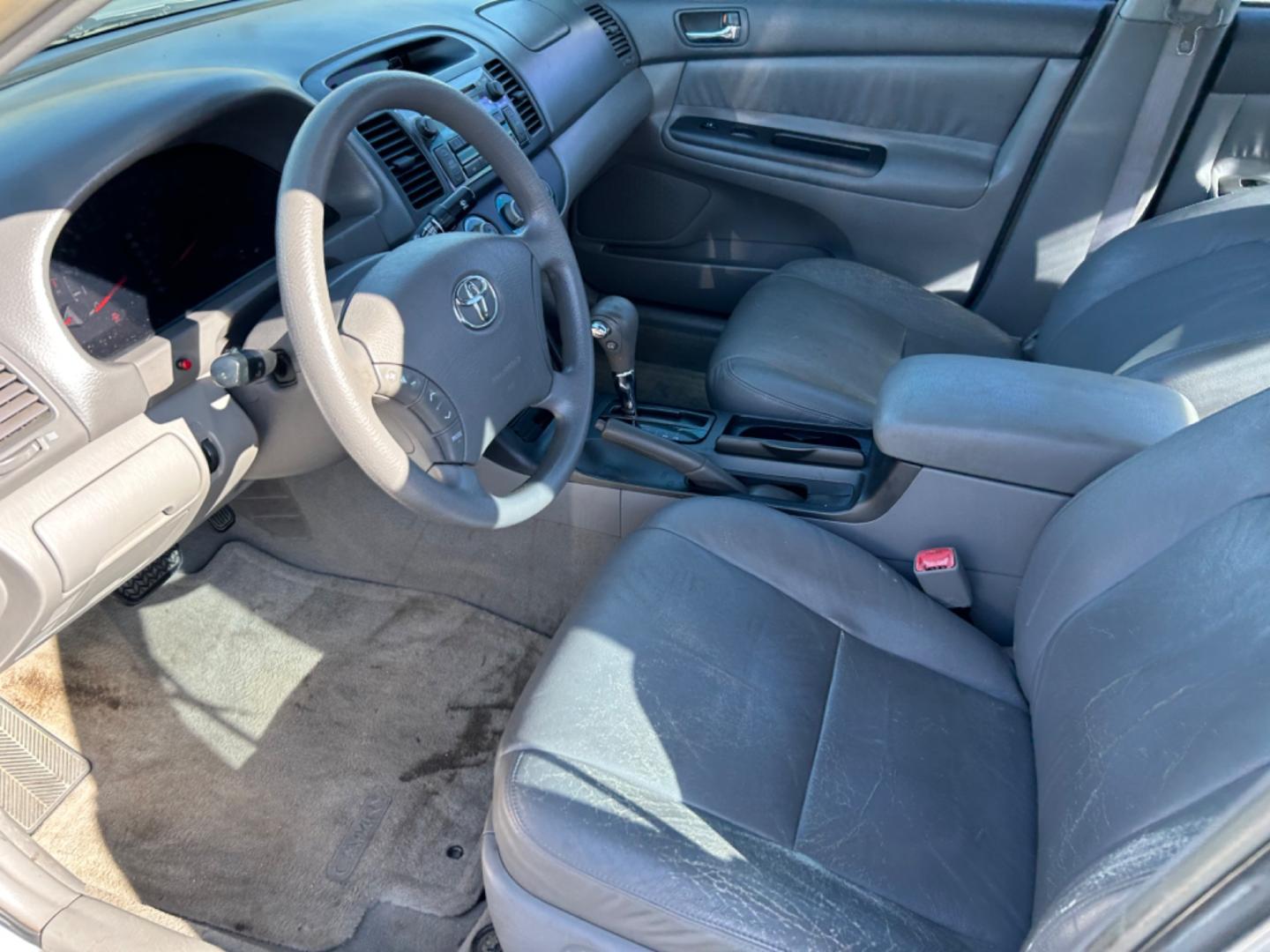 2005 Silver Toyota Camry LE (4T1BE32K35U) with an 2.4L L4 DOHC 16V engine, located at 1687 Business 35 S, New Braunfels, TX, 78130, (830) 625-7159, 29.655487, -98.051491 - Photo#4